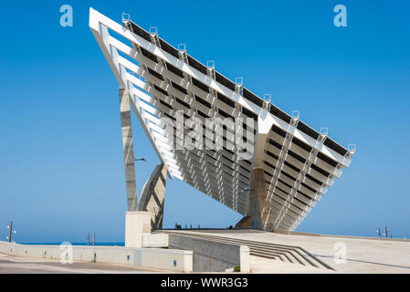 Grande Pannello solare nel porto Port Forum a nord del quartiere di Barcellona Poblenou. Foto Stock