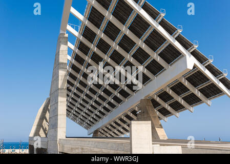 Grande Pannello solare nel porto Port Forum a nord del quartiere di Barcellona Poblenou. Foto Stock