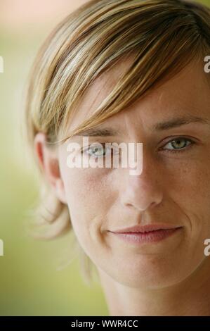 Ritratto di una donna con corti capelli biondi Foto Stock