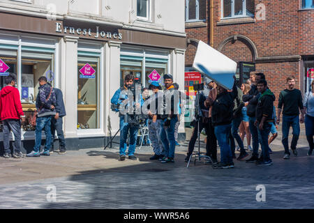 Un film Asiatico equipaggio le riprese di una scena in Peascod Street in Windsor, Berkshire, Regno Unito. Foto Stock