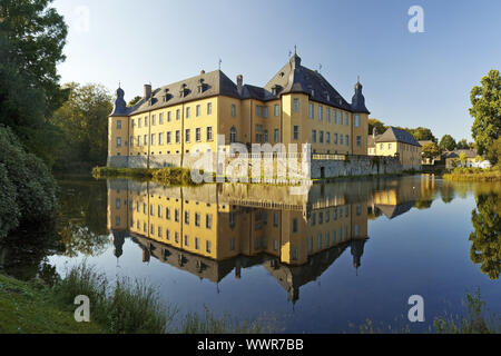 Moated il castello barocco di Dyck, Juechen, Basso Reno, Renania settentrionale-Vestfalia, Germania, Europa Foto Stock