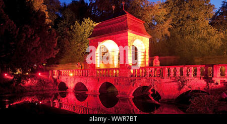 Illuminato il ponte in stile barocco del castello Dyck a un evento, Juechen, Nord Reno-Westfalia, Germania Foto Stock