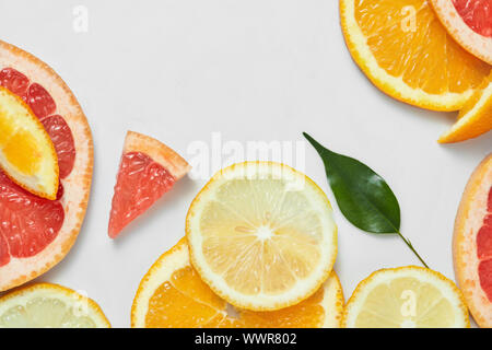 Close up di succo di arancia e pompelmo, calce e le fette di limone Foto Stock