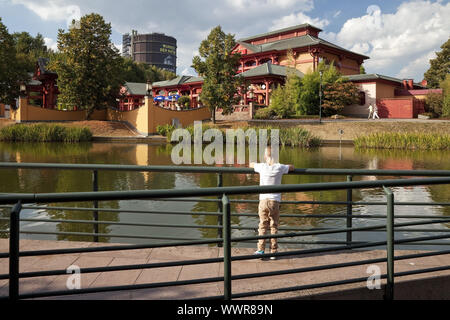 Bambino al centro dello shopping, Oberhausen, la zona della Ruhr, Renania settentrionale-Vestfalia, Germania, Europa Foto Stock