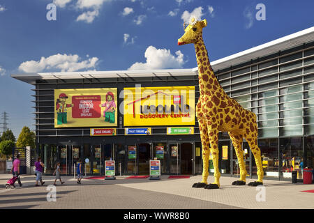 La giraffa di fronte a Legoland e al CentrO di Oberhausen, zona della Ruhr, Nord Reno-Westfalia, Germania Foto Stock