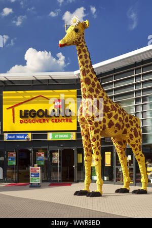 La giraffa di fronte a Legoland e al CentrO di Oberhausen, zona della Ruhr, Nord Reno-Westfalia, Germania Foto Stock