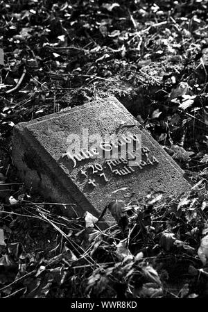 Una tomba presso il cimitero Westfriedhof, Unna, zona della Ruhr, Renania settentrionale-Vestfalia, Germania, Europa Foto Stock