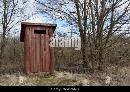 Piccole casette di legno all'aperto servizi igienici in natura Foto Stock