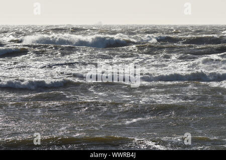 Onde distruttive del Mar Baltico durante una tempesta, onde tempesta sul mare Foto Stock