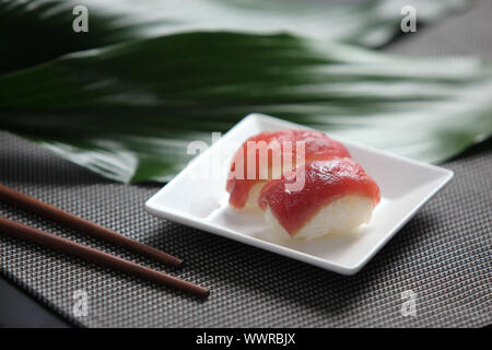 Sushi su una piastra Foto Stock