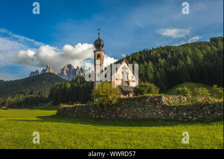 San Giovanni la Chiesa di fronte le Odle montagne, Val di Funes, Dolomiti, Italia Foto Stock