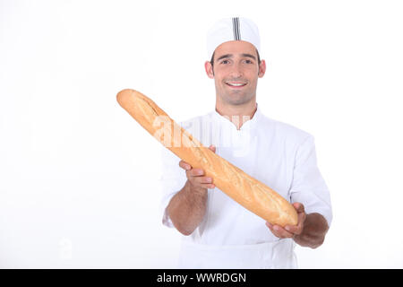 Baker in mostra il suo pane Foto Stock