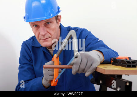 Artigianale di segare il tubo in rame Foto Stock
