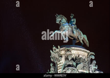 Monumento a Nicola I a nevoso inverno notte. San Pietroburgo, Russia Foto Stock