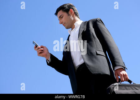 Consulente con telefono cellulare all'aperto Foto Stock