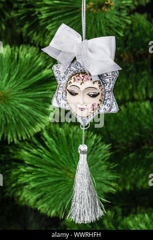 Bellissimo giocattolo di mano-lavorato per la decorazione di festa, su di un albero di Natale sfondo Foto Stock