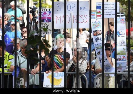 I manifestanti al di fuori del Lussemburgo Ministero di Stato in Lussemburgo, prima di un incontro tra il primo ministro Boris Johnson e il Primo ministro lussemburghese Xavier Bettel. Foto Stock