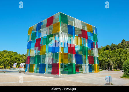 Un enorme cubo di vetro nel Muelle Onu del Centre Pompidou, accanto al porto di Malaga. Andalusia, Spagna Foto Stock