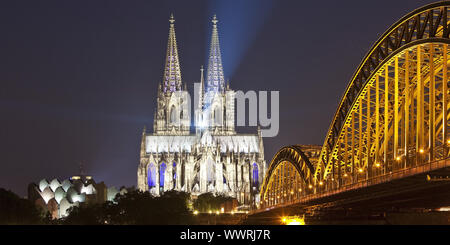 La cattedrale di Colonia con ponte di Hohenzollern nella notte, Colonia, nella Renania settentrionale-Vestfalia, Germania Foto Stock