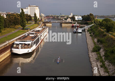 Porto di Deutz con ponte girevole, Colonia, nella Renania, Renania settentrionale-Vestfalia, Germania, Europa Foto Stock