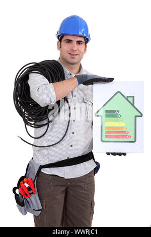 Tradesman tenendo una categoria di efficienza energetica grafico Foto Stock