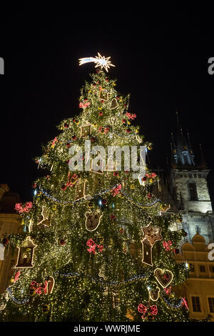 Scena notturna di Piazza della Città Vecchia con l'albero di Natale a Praga Foto Stock