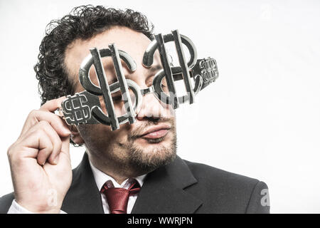 Testardo, avidità e denaro, uomo d affari con il dollaro a forma di occhiali, elegante cravatta suit Foto Stock