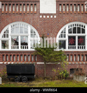 La facciata della casa con il carbone lodes, Kolonie Landwehr, Dortmund, la zona della Ruhr, Nord Reno-Westfalia, Germania Foto Stock