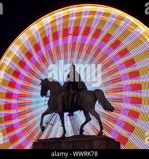 Statua equestre dell'Imperatore Guglielmo I di fronte colorfull ruota panoramica Ferris, Essen, Germania, Europa Foto Stock