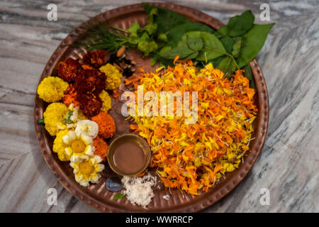 Immagine di sfondo per la Durga puja preparazione. Una piastra o thali pieno di fiori, la società Chandan o sandalo, basilico. Foto Stock
