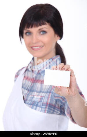 Macelleria femmina in possesso di una carta di chiamata Foto Stock