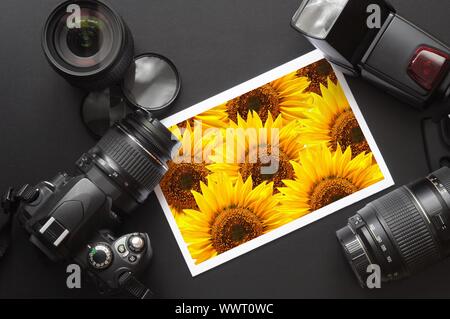 Fotocamera e una lente su nero mostra fotografo still life Foto Stock