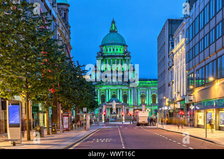 Il Belfast City Hall a Donegall Square a Belfast, Irlanda del Nord di notte Foto Stock