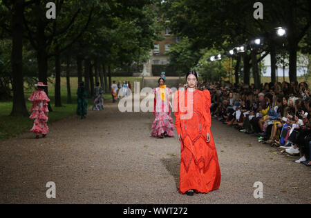 I modelli sulla passerella del Erdem Primavera/Estate 2020 London Fashion Week a Grays Inn Gardens, Londra. Foto Stock