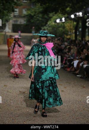 I modelli sulla passerella del Erdem Primavera/Estate 2020 London Fashion Week a Grays Inn Gardens, Londra. Foto Stock