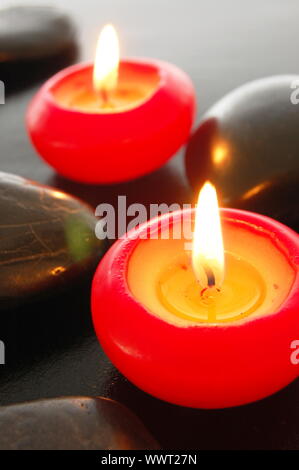 Candele rosse con una luce calda che mostra l'amore o romanticismo concetto Foto Stock
