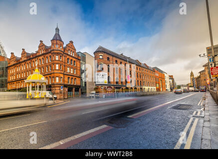 Impressione di Victoria Street e Albert Memorial Clock Tower di Belfast Foto Stock