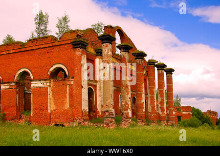 Le maestose rovine del maneggio e sede degli ussari Foto Stock