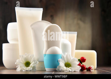 Composizione con contenitori di cura del corpo e prodotti di bellezza. Eco cosmetici. Foto Stock
