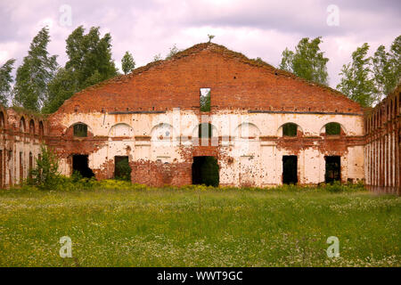 Le maestose rovine del maneggio e sede degli ussari Foto Stock