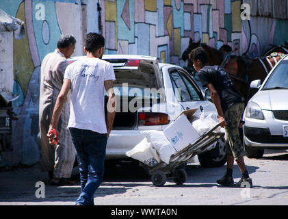 La striscia di Gaza, la Palestina. Xvi Sep, 2019. I rifugiati palestinesi ricevere forniture alimentari a un'UNRWA centro di distribuzione di al- Shati Refugee Camp nel nord della Striscia di Gaza. Secondo le Nazioni Unite, più di un milione di palestinesi nella striscia di Gaza attualmente vivono in povertà e si basano sulla UNRWA di assistenza. Credito: ZUMA Press, Inc./Alamy Live News Foto Stock