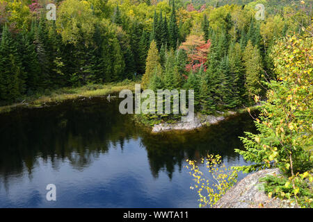 La Mauricie National Park tipico paesaggio a inizio autunno, provincia del Québec in Canada. Foto Stock