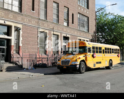New York, Stati Uniti d'America - 5 Giugno 2019: ebraica Hasidic scuola bus a Williamsburg Foto Stock