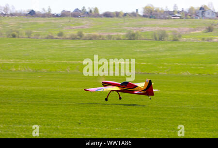 Modello rc aereo atterra sul campo in erba Foto Stock