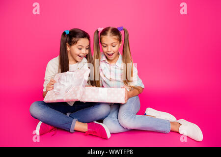 Close up foto due piccoli età ha le sue ragazze mani grandi armi giftbox migliori amici sit piano casual wear jeans denim plaid a scacchi camicie isolato Foto Stock