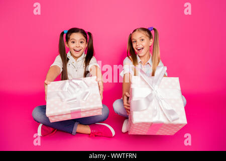 Close up foto di due persone poco età ha le sue ragazze tenere mani braccia grandi confezioni regalo mamma mamma papà papà sit piano casual wear jeans denim scacchi Foto Stock