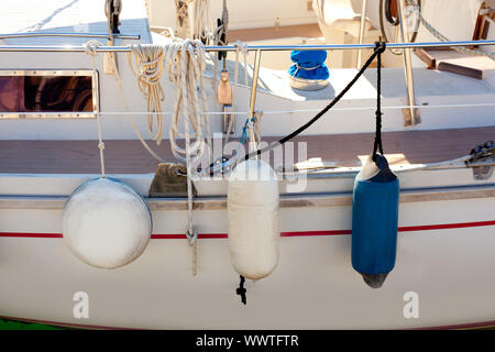 Boe del parafango sul lato di barche a vela con corde e pulegge Foto Stock