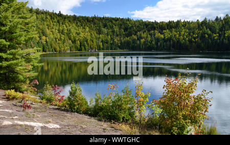 La Mauricie National Park tipico paesaggio a inizio autunno, provincia del Québec in Canada. Foto Stock