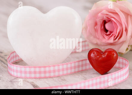 Rose e il cuore come simbolo dell amore con nastro in regalo Foto Stock