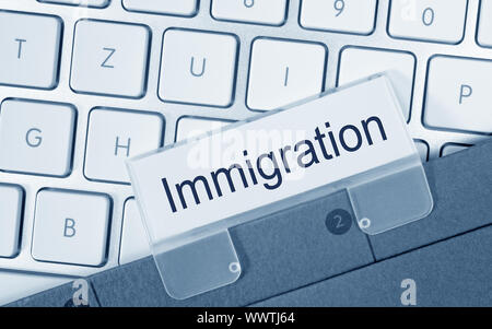 Cartella di immigrazione sulla tastiera del computer Foto Stock